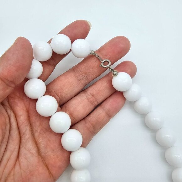 Red & White Retro Large Chunky Beaded Necklace - Picture 6 of 10